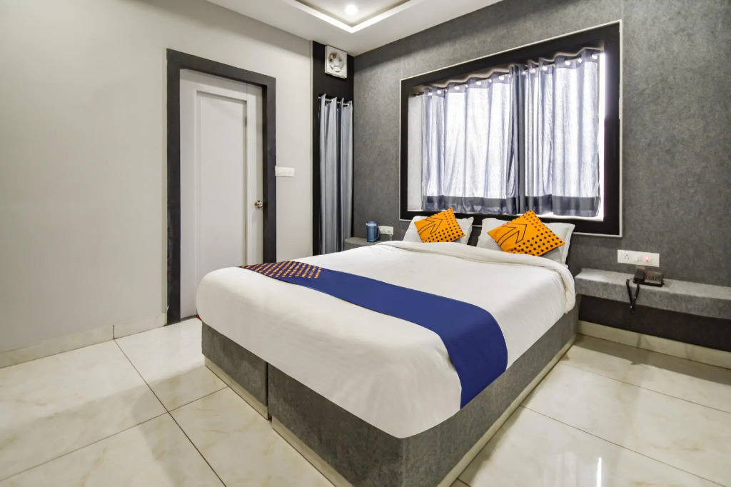 SPOT ON 74760 Hotel Surya Palace