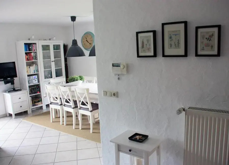 Komfortables Reetdachferienhaus Hasel 1