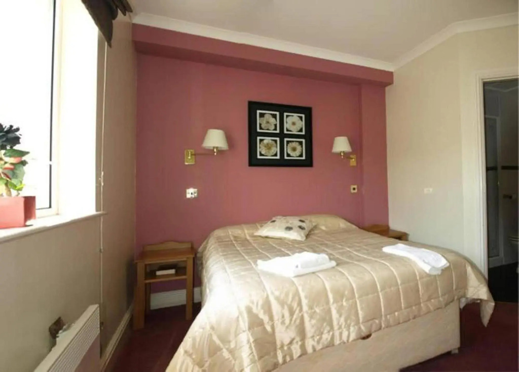 Bailey Ground Hotel