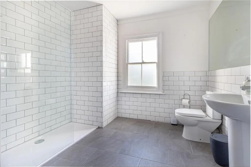 Modern 2 Bedroom Apartment with Free Parking!