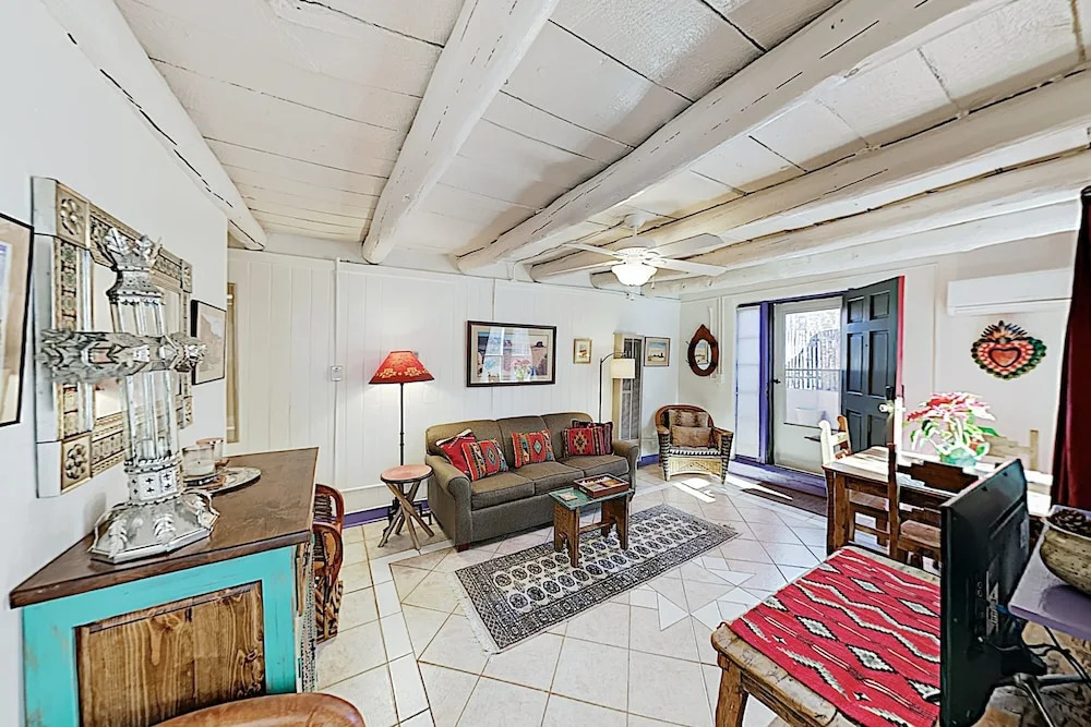 Charmed Casita W/ Private Backyard, Near Plaza 1 Bedroom Cottage
