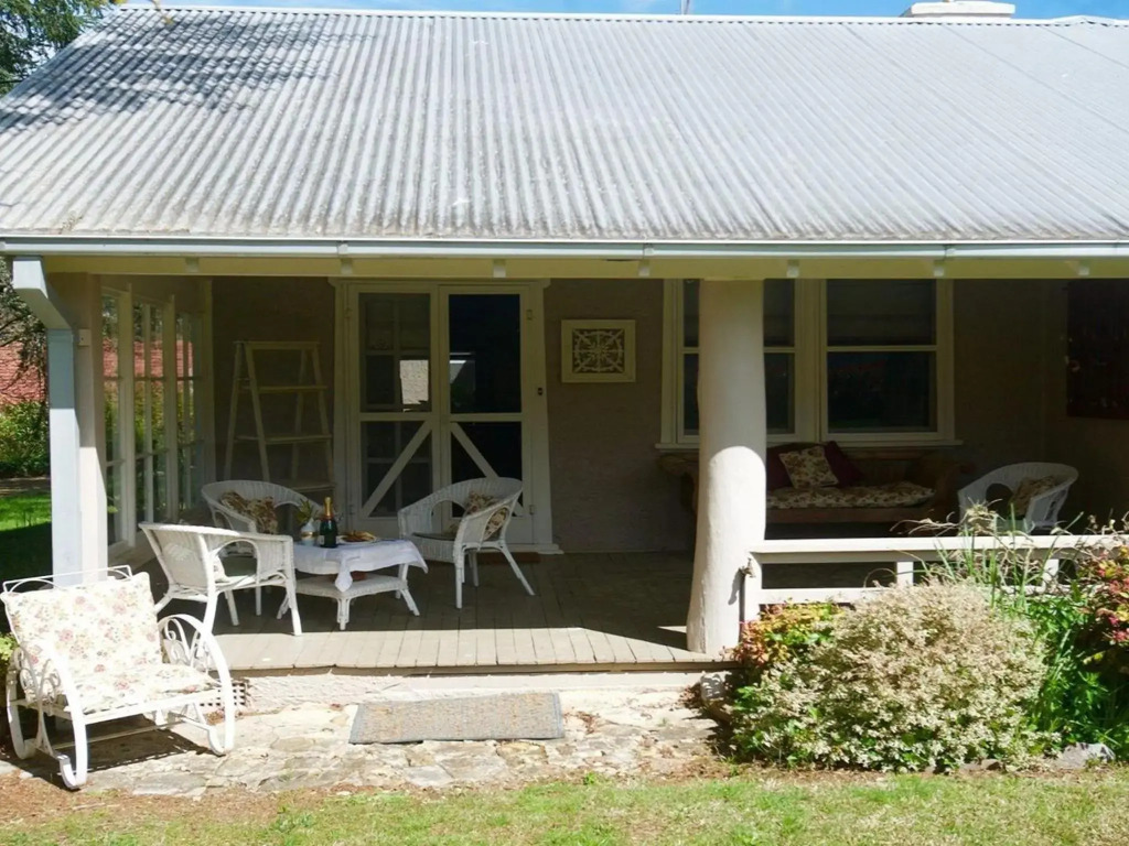 Robin Hill Manor - rambling retreat & tennis court