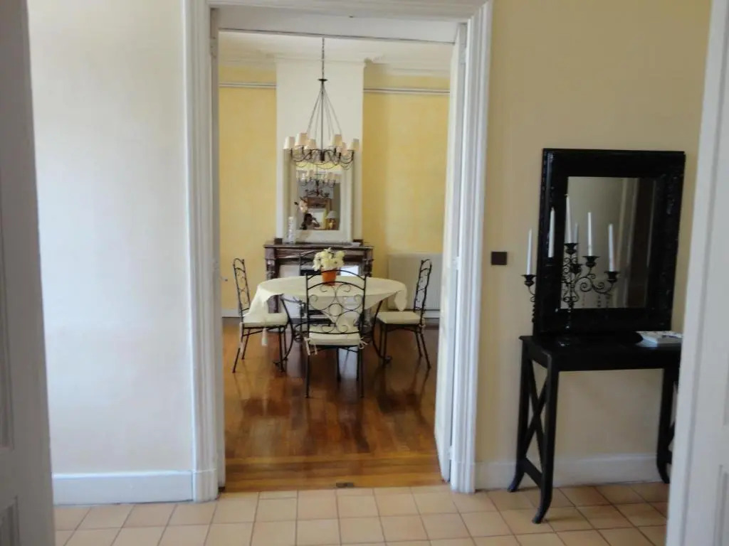 Les Bellevue Cité "4 Apartments, 1 with Garden & Private Parking, Aircon, WiFi, Free Public Car Park, 1 km from Cité"