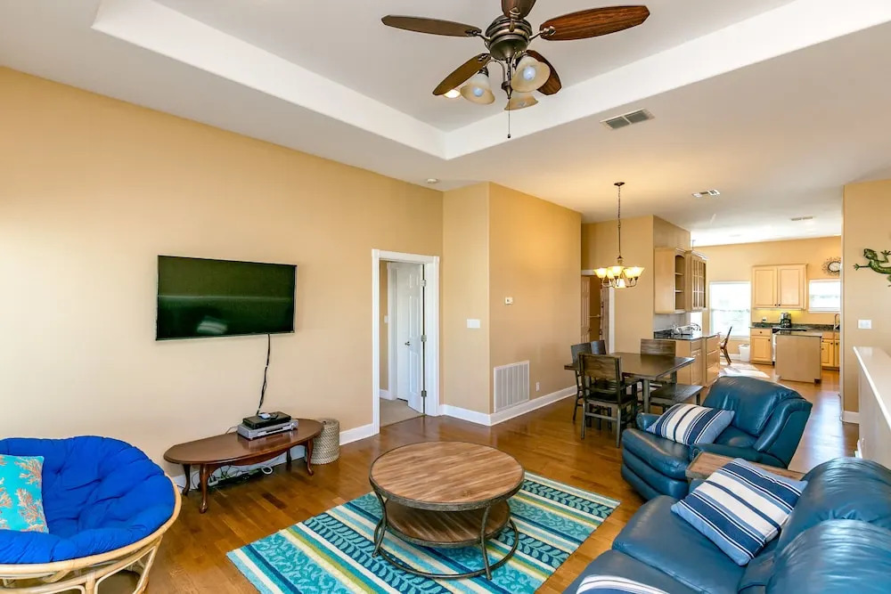 Walk To Beach! 3br, 3ba In Royal Sands With Access To 2 Pool 3 Bedroom Home