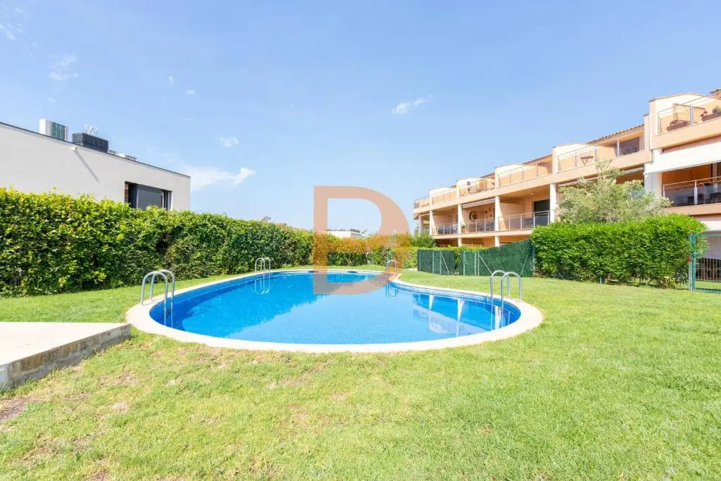 Beautiful apartment for 6 people with pool, parking and wifi - 10 minutes from the beach