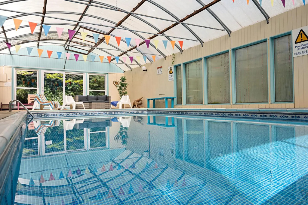 The Elmfield, 8 Bed Villa with heated indoor Swimming Pool and Cocktail Bar