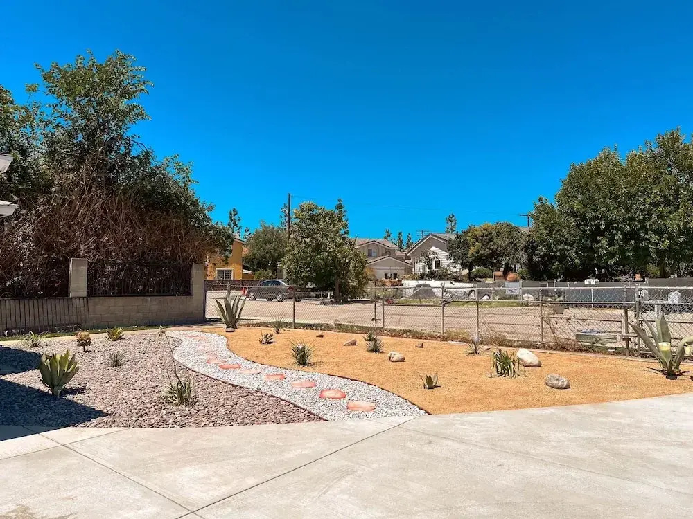 Cozy 2BR Home With Bright Interior Relaxing Patio