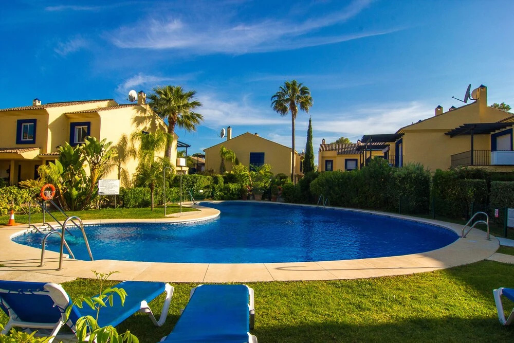 OleHolidays Azalea Playa junto a Puerto Banús