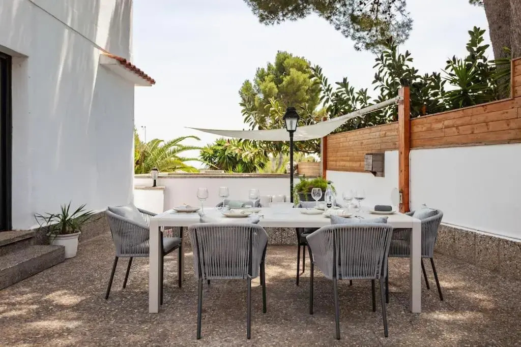Moderna villa con piscina y amplio jardín