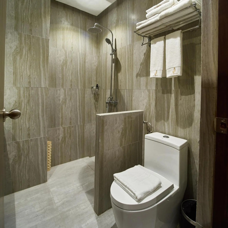J7 Plaza Hotel