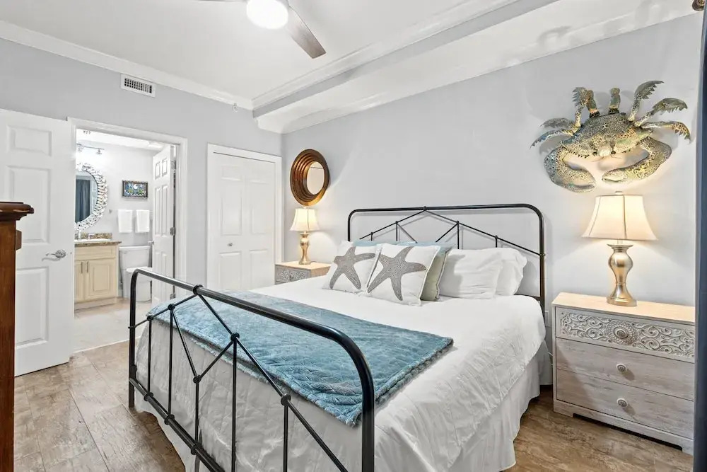 Pelican Isle 607 - The Nautical Nook