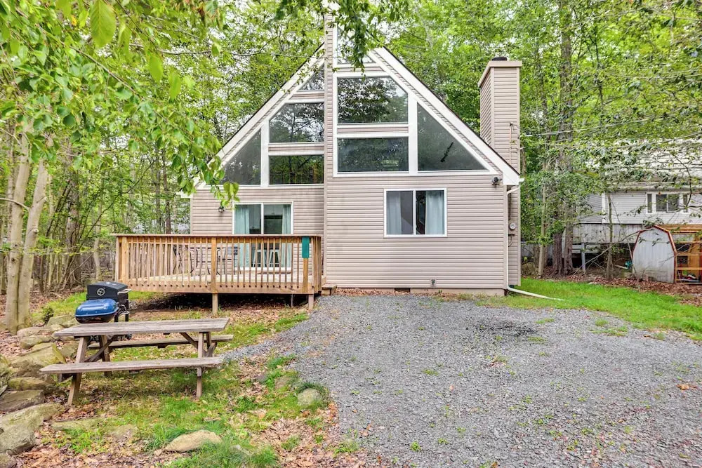 15 Mi to Ski Resort: Home w/ Fire Pit in Tobyhanna