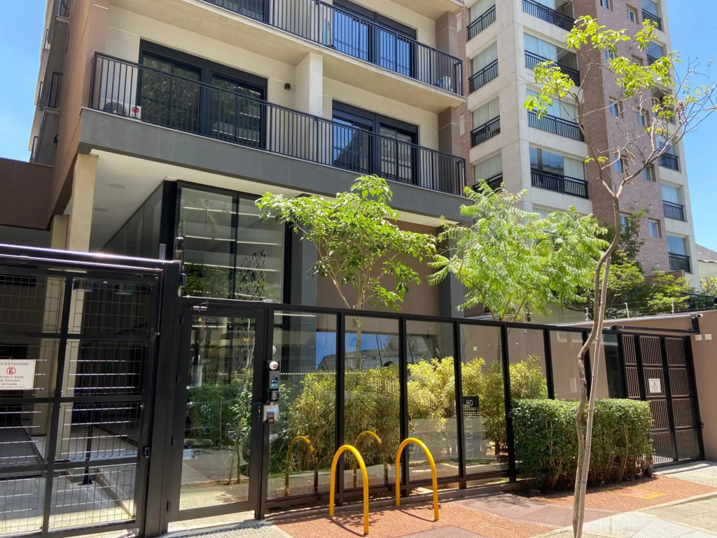 58 New studio w/ balcony, fast wifi and movie screen!