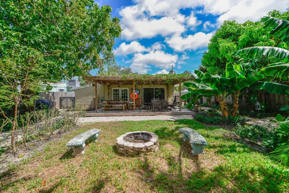 Wonderful 2BR House with Canal Access