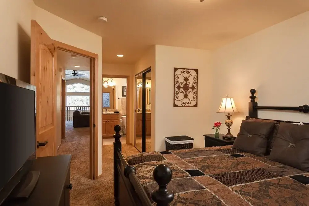 12 - Bear Mountain Chalet 4 Bedroom Home by Redawning