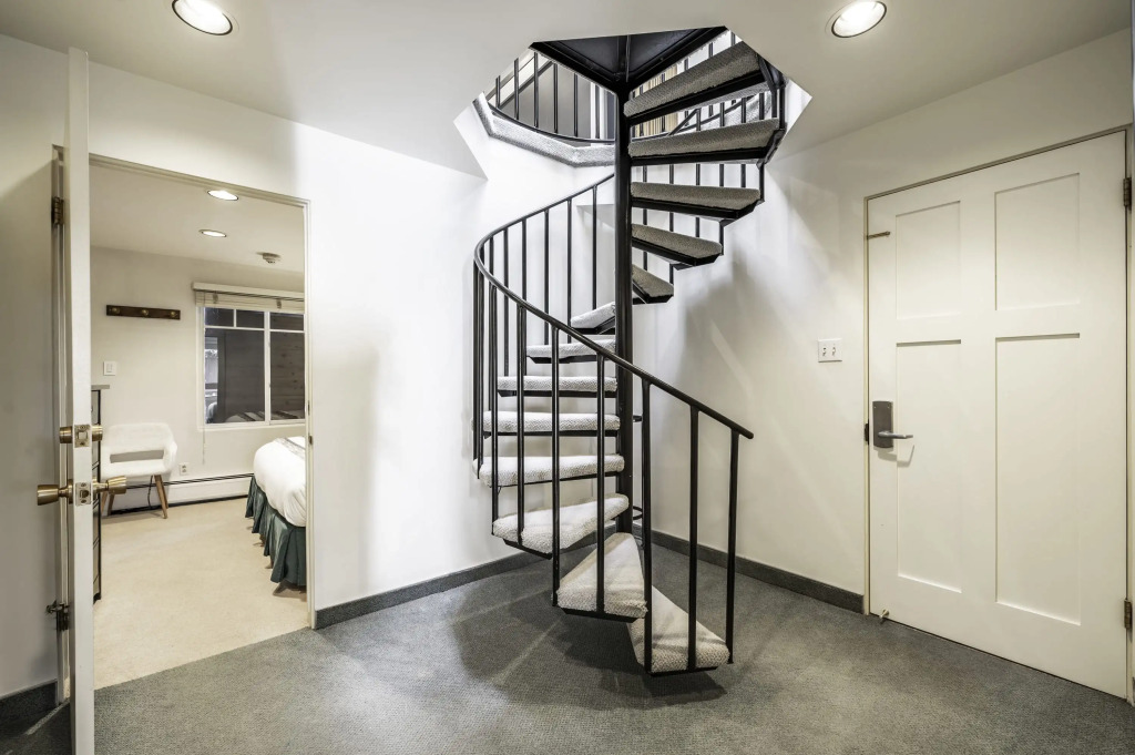 2 BR 3BA Condo - AC, Heated Pool, Walk to Town
