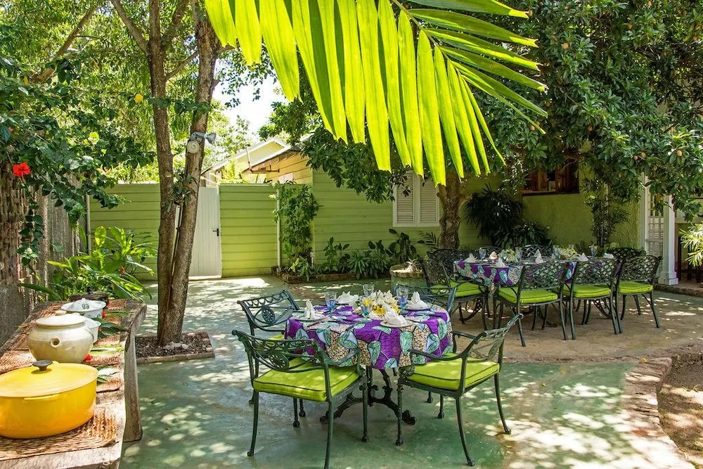 Seagrapes 5br by Jamaican Treasures
