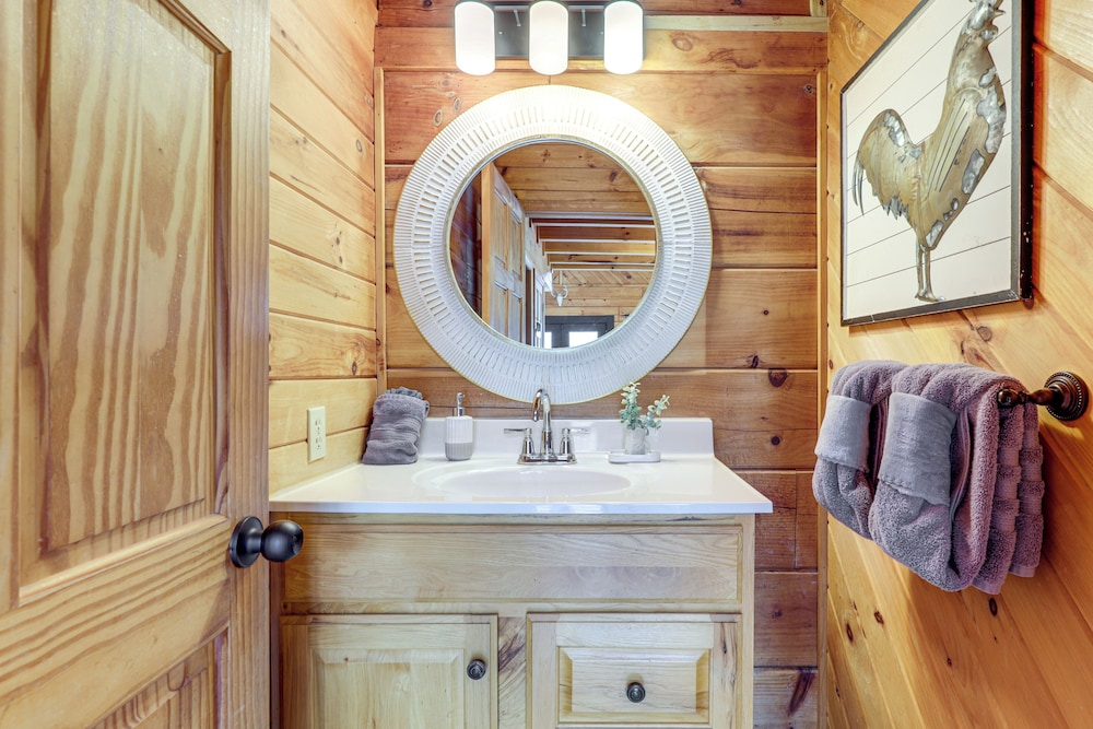 'scenic Solitude' w/ Hot Tub: 3 Mi to Pigeon Forge