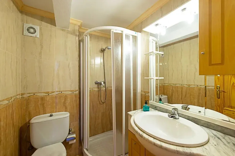 Villa - 12 Bedrooms with Pool and WiFi - 104986