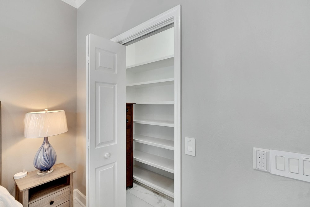 Luxurious Retreat at our Canal Front Pool Home 5BR