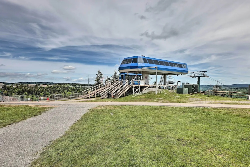 Snowshoe Cabin W/ Resort Perks - Ski, Tube & More!