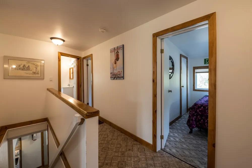 RARE FIND - 6 bdrm Very Private Cottage on 10 acres, Hot Tub, BBQ, Petfriendly