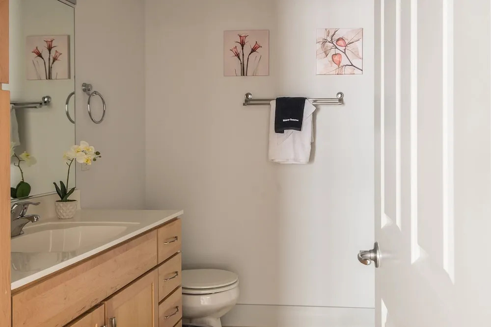 East Ward 2 BR Apt with WiFi by Frontdesk