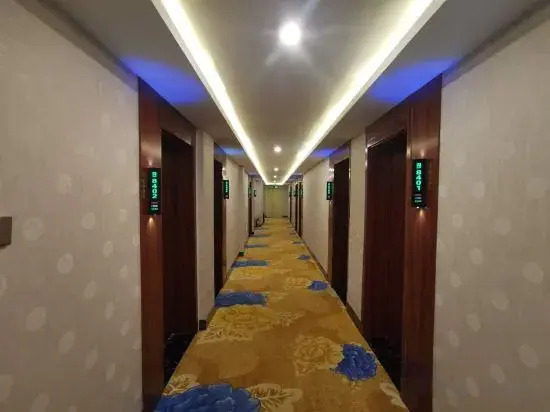 Ruixin Express Hotel (Taiyuan Railway Station Clothing City)