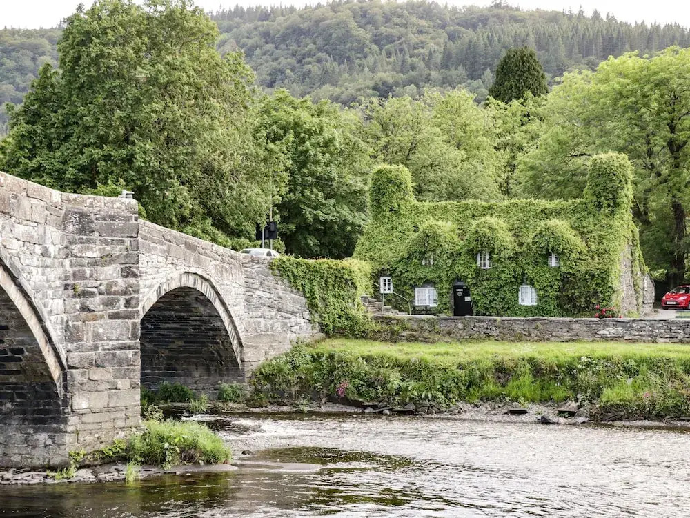Coed Derw Isaf