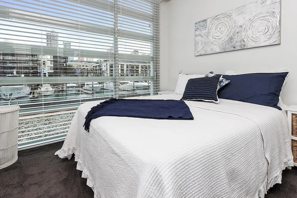QV Modern Light filled Apartment - 751