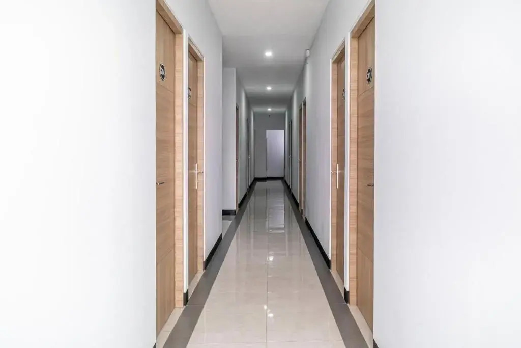 RedDoorz near Puri Indah Lippo Mall 2