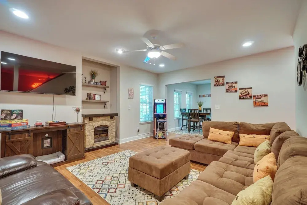 Helen Retreat w/ Hot Tub, 2 Mi to Downtown