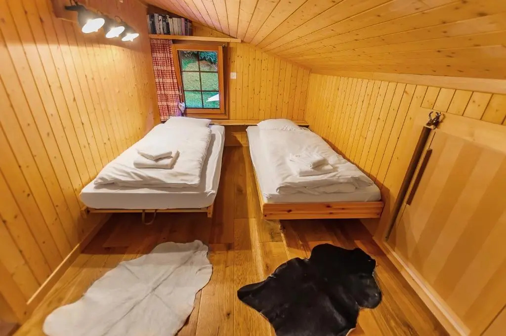 Charming Little Chalet for 6 People & Free Ski Lockers