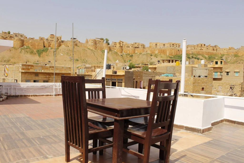 Dylan Cafe and Guest House