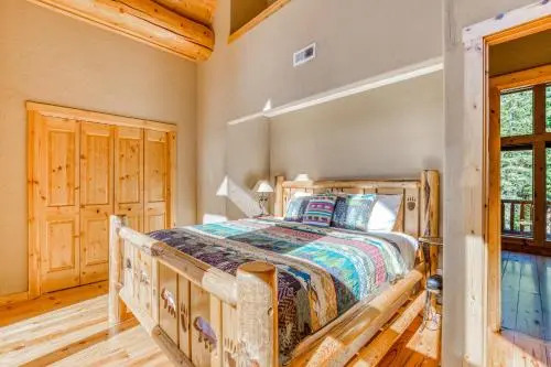 Skiing Bear Chalet