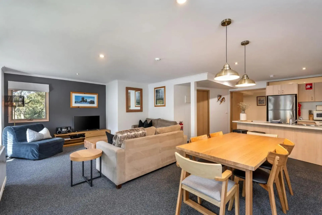 Lhotsky 1 Bedroom apartment with secluded outlook and onsite parking