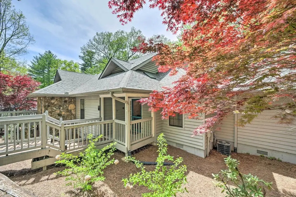 Scenic Sapphire Condo w/ Deck + Gas Grill!