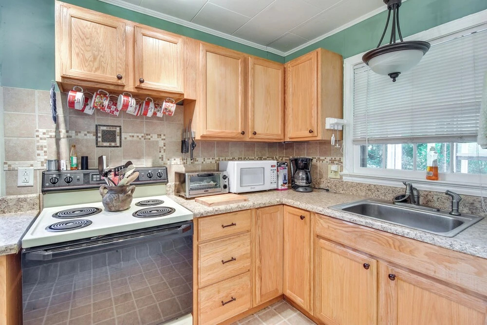 Near Dining: Columbus Cottage w/ Furnished Deck!