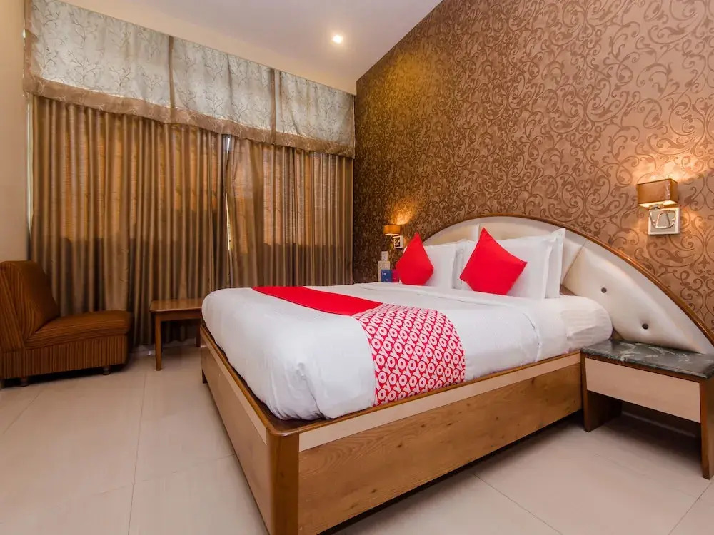 OYO 13105 Hotel Blue Diamond