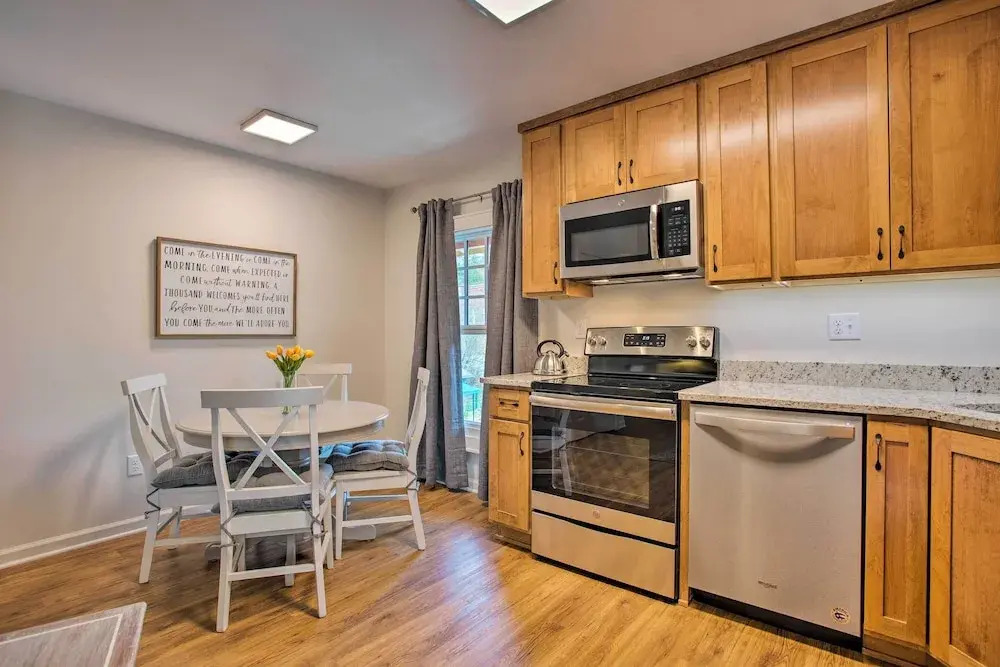 Walk to Dining: Saluda Main Street Retreat!