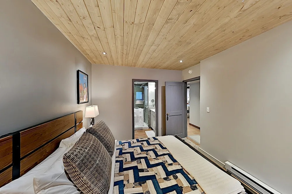 15tru1zs 2 Bedroom Condo