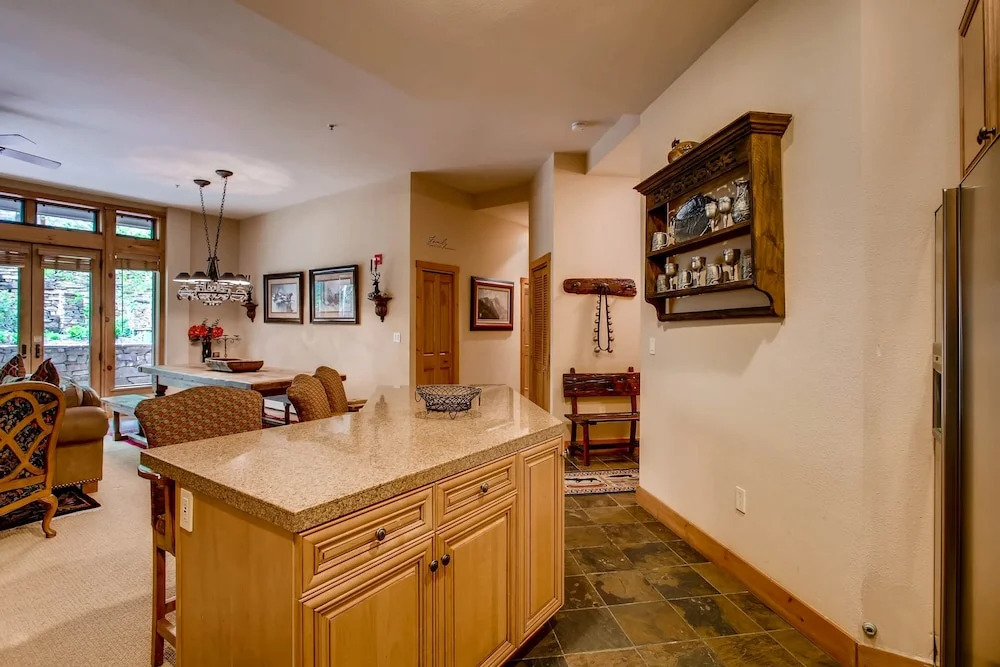 Luxury 3br Ski In-out /firepit, Pool, Sauna 3 Bedroom Condo by RedAwning