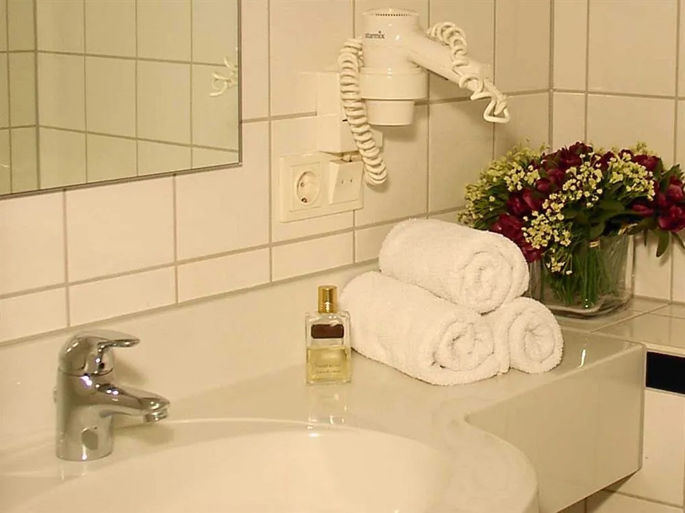 Hotel Am Schlosspark , Wiesbaden