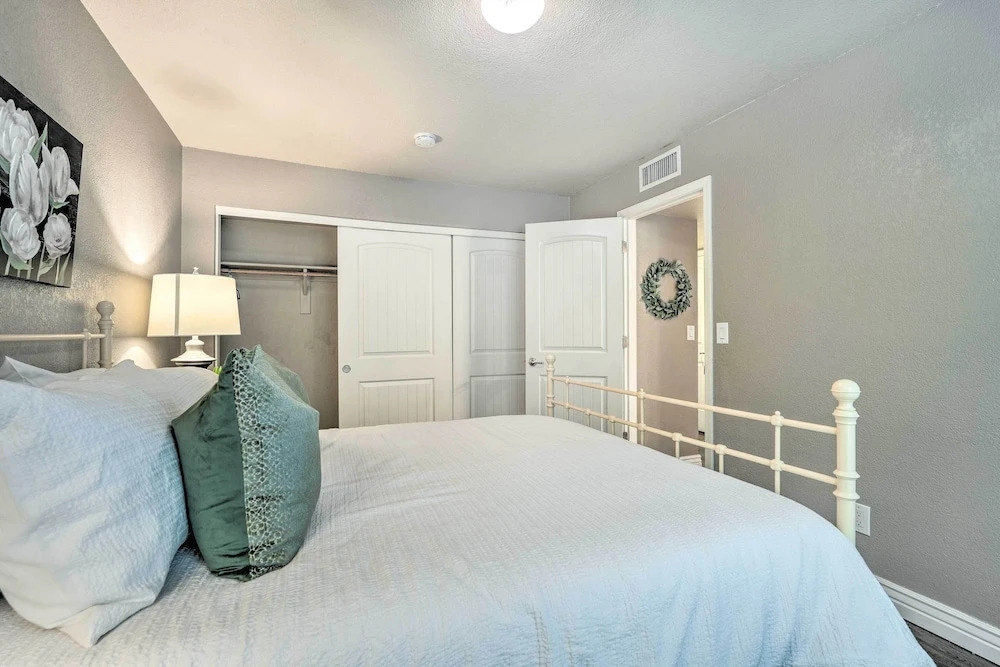 Near Golf! Snowbird Poolside Escape in Scottsdale