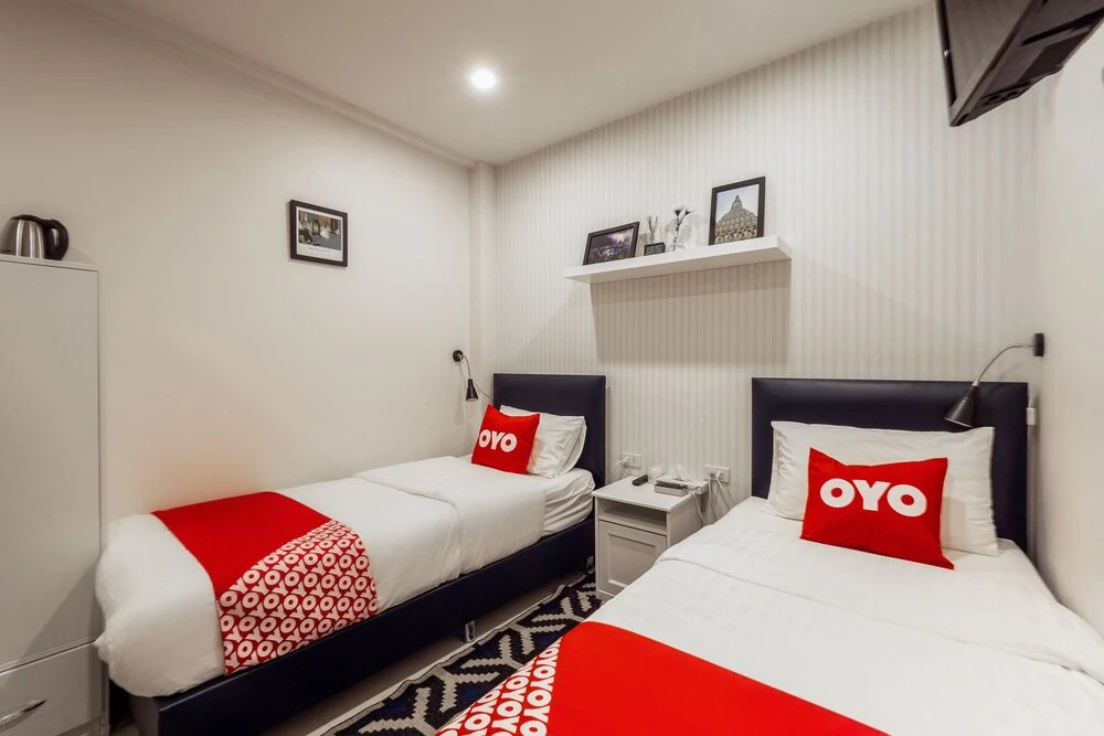The Urban Age Deluxe by OYO Rooms