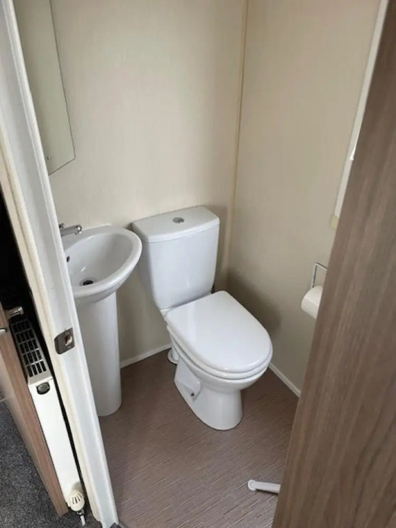 Premium 2 bed Caravan Sleeps 6 With Huge Decking