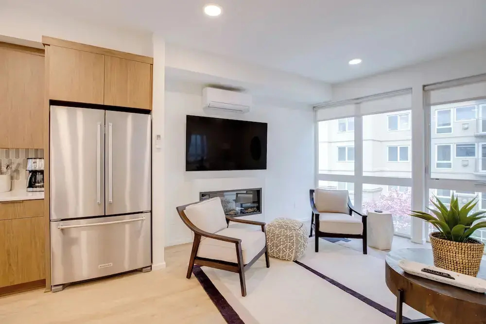 Luxe Seaside Vacation Rental: Walk Downtown!