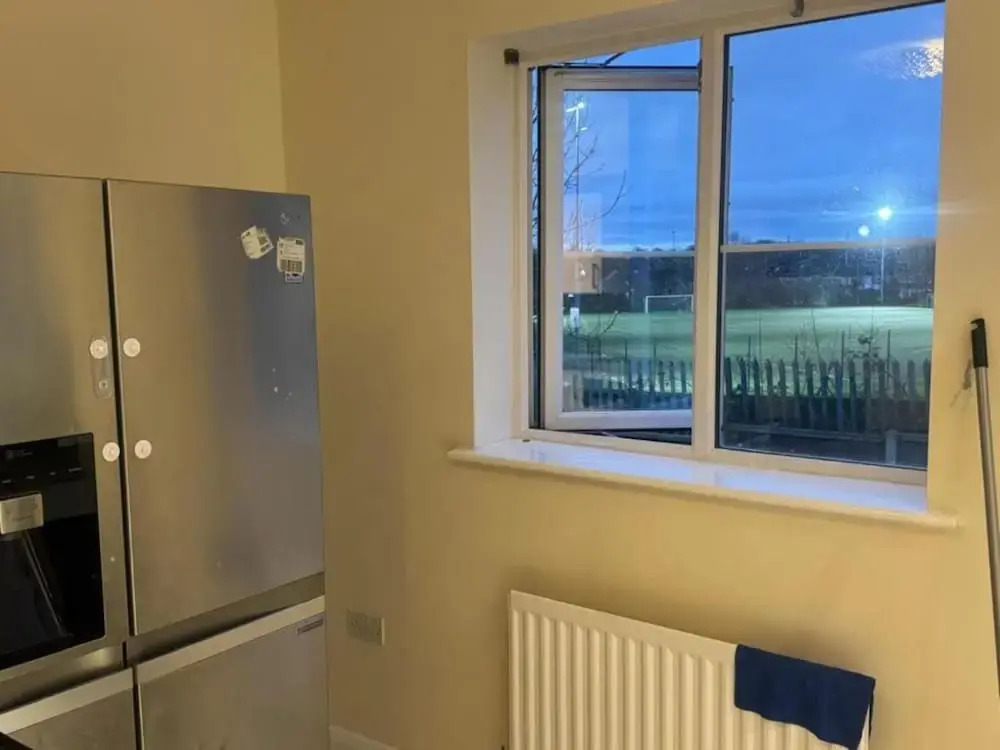 Komegloba Mega room, Moston Station