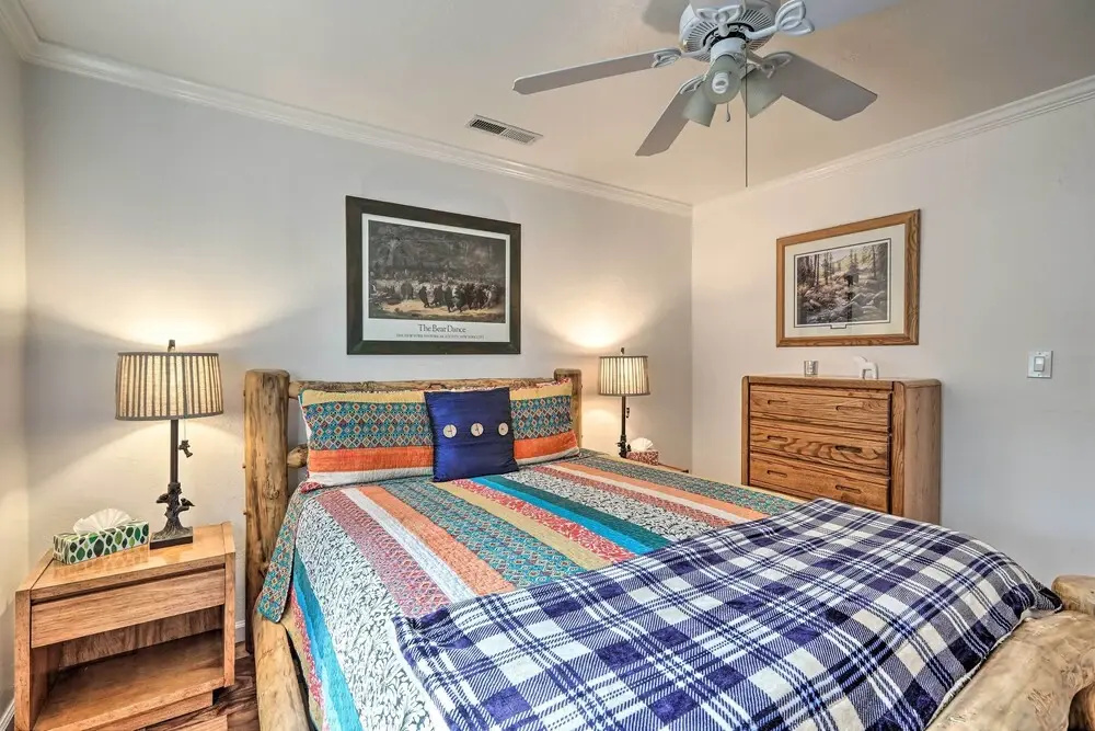 Hot Tub & Patio: Pet-friendly Cabin in Munds Park!