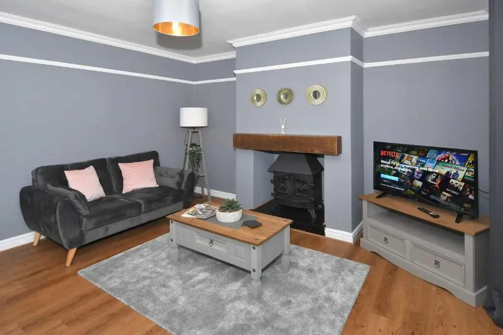 Orion House - sleeps 6, driveway, garden